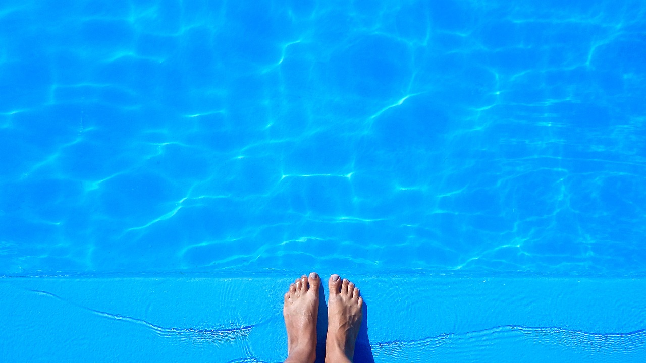 5 Consejos para mantener limpia el agua de tu piscina