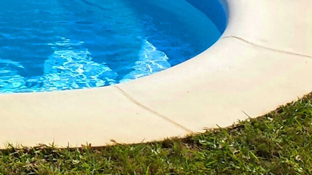 ¿Sabes por qué es importante colocar una piedra de coronación en tu piscina de poliéster?