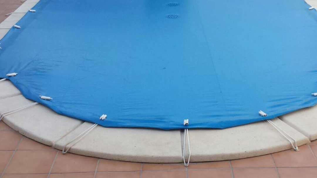 Las ventajas de las lonas para piscinas